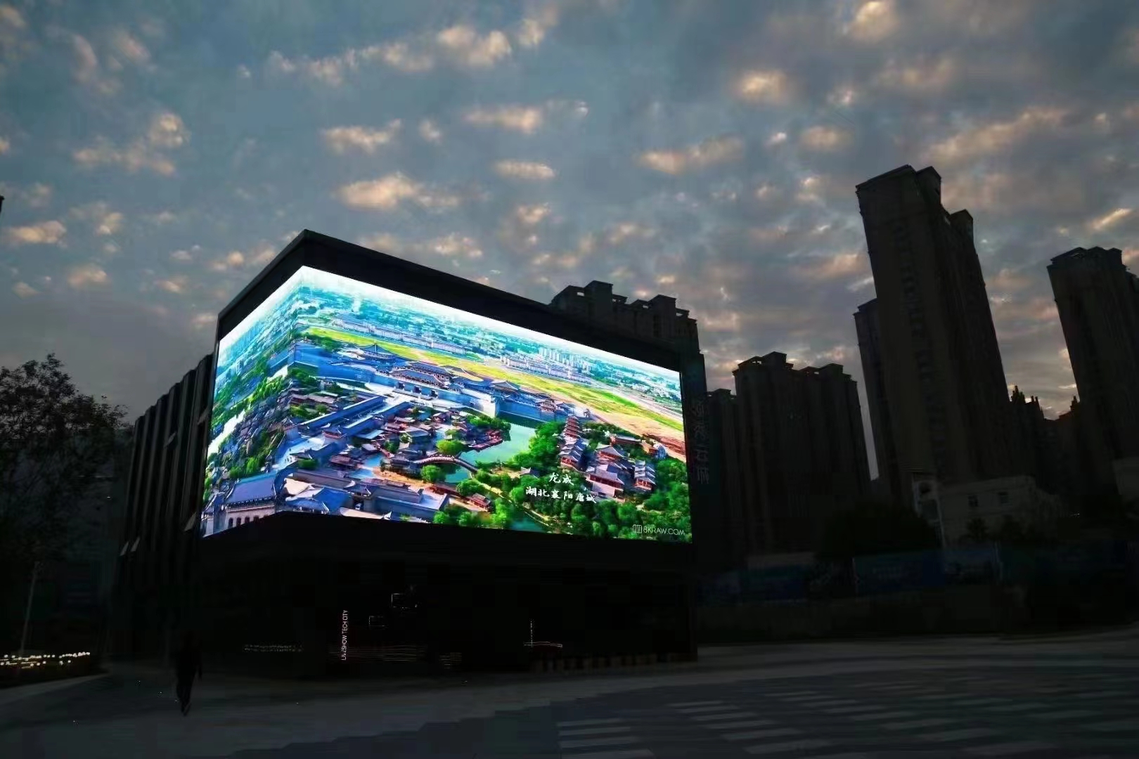 裸眼3D與LED廣告顯示屏發(fā)展趨勢對比